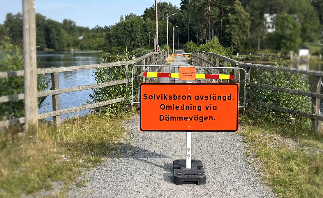 Solviksbron avstängd orange skylt Solviksbron avstängd